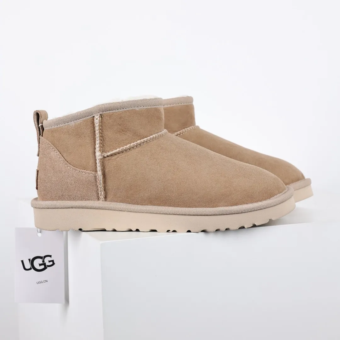 Pick up locally 💰520 Core recommendation Good price It is a very suitable choice for home furnishings. In the new year, uug launched a series of styles, which are partial to the preferences of young consumers and have also moved to the forefront of fashion trends. Shoe body material: water-repellent coated suede upper, 17mm UGGPURE™ implantable wool insole, lightweight non-slip and comfortable rubber outsole, with brand LOGO and trademark. Comes with a full set of packaging. Size: 35 36 37 38 39 40 41 42 43 44